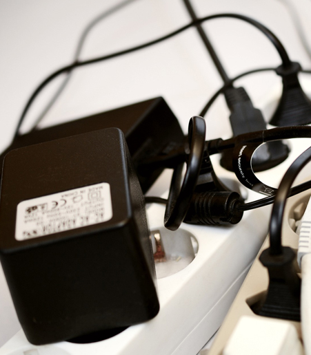 Cable conectado en un tomacorriente