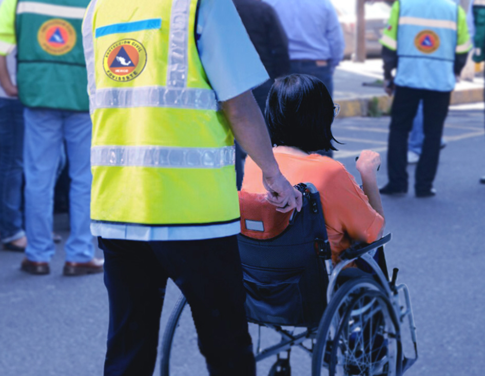 Asistiendo a persona en silla de ruedas