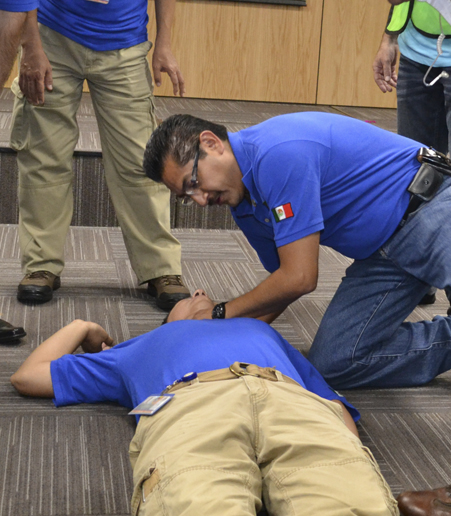 Brigadista realiza procedimineto de pulso